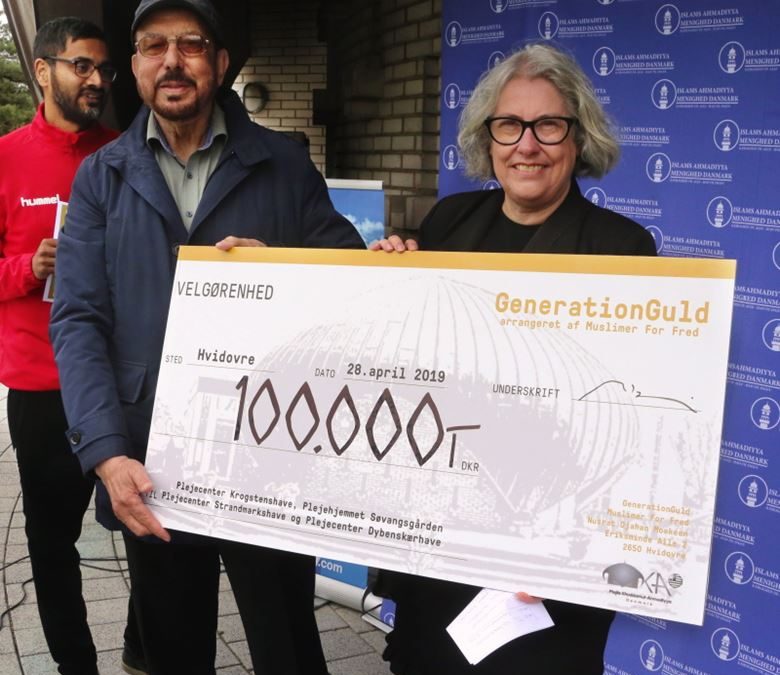 Moskeen donerer 100.000 kr. til Hvidovres plejehjem